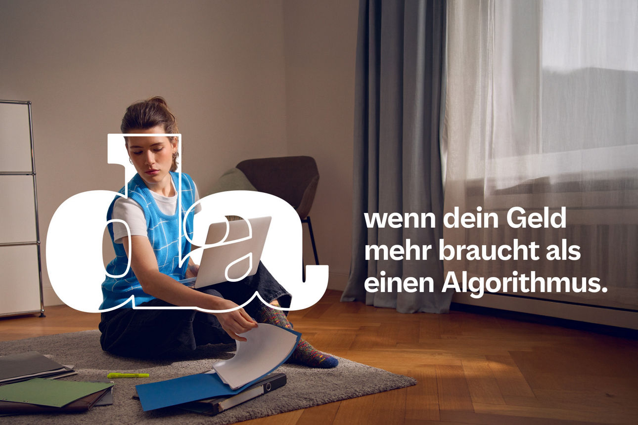 Junge Frau sitzt auf dem Boden uns studiert konzentriert Unterlagen.