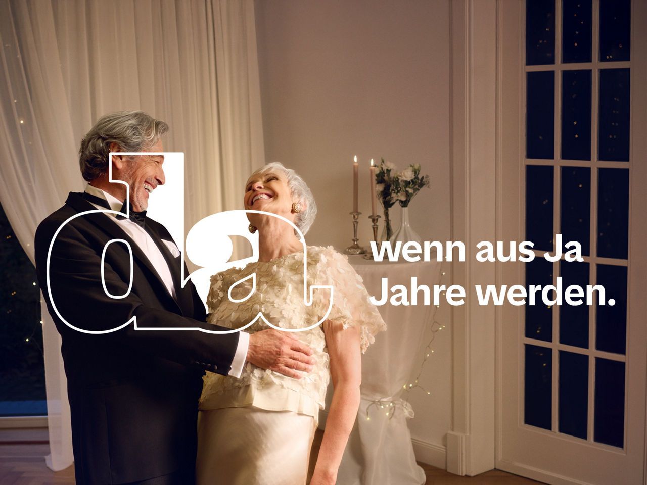 Ein gut gekleidetes Paar im besten Alter lacht miteinander