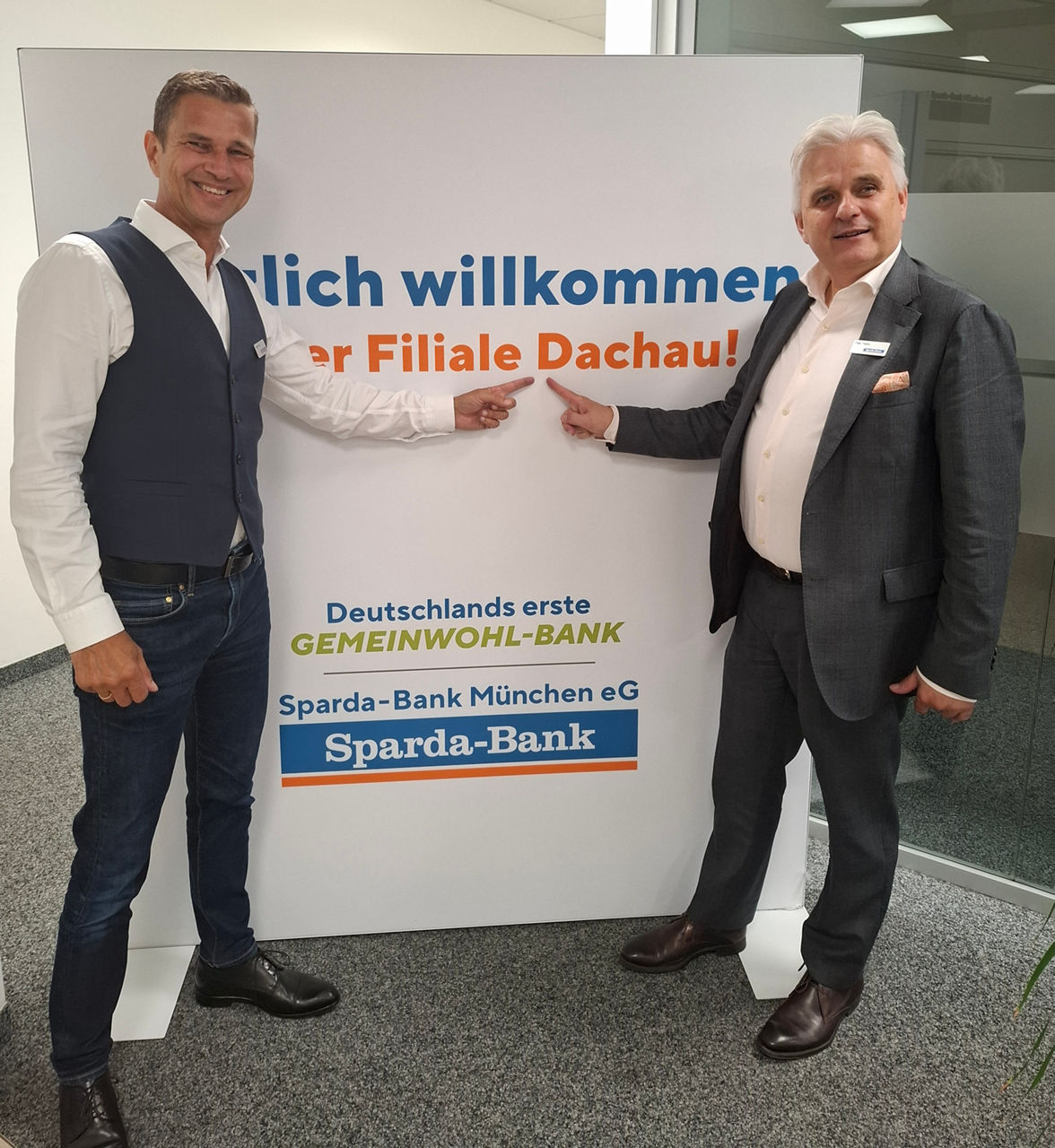 Filialleiter Jürgen Vogt neben Vorstand Peer Teske.