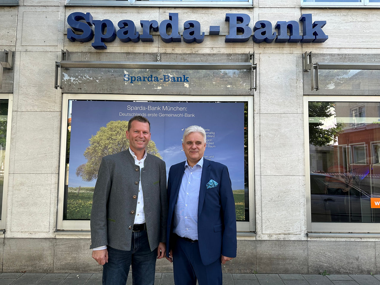 Marktbereichsleiter Florian Trautinger neben Vorstand Peer Teske.