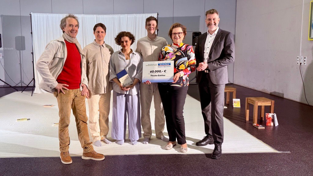 Scheckübergabe mit dem Vorstandsvorsitzenden