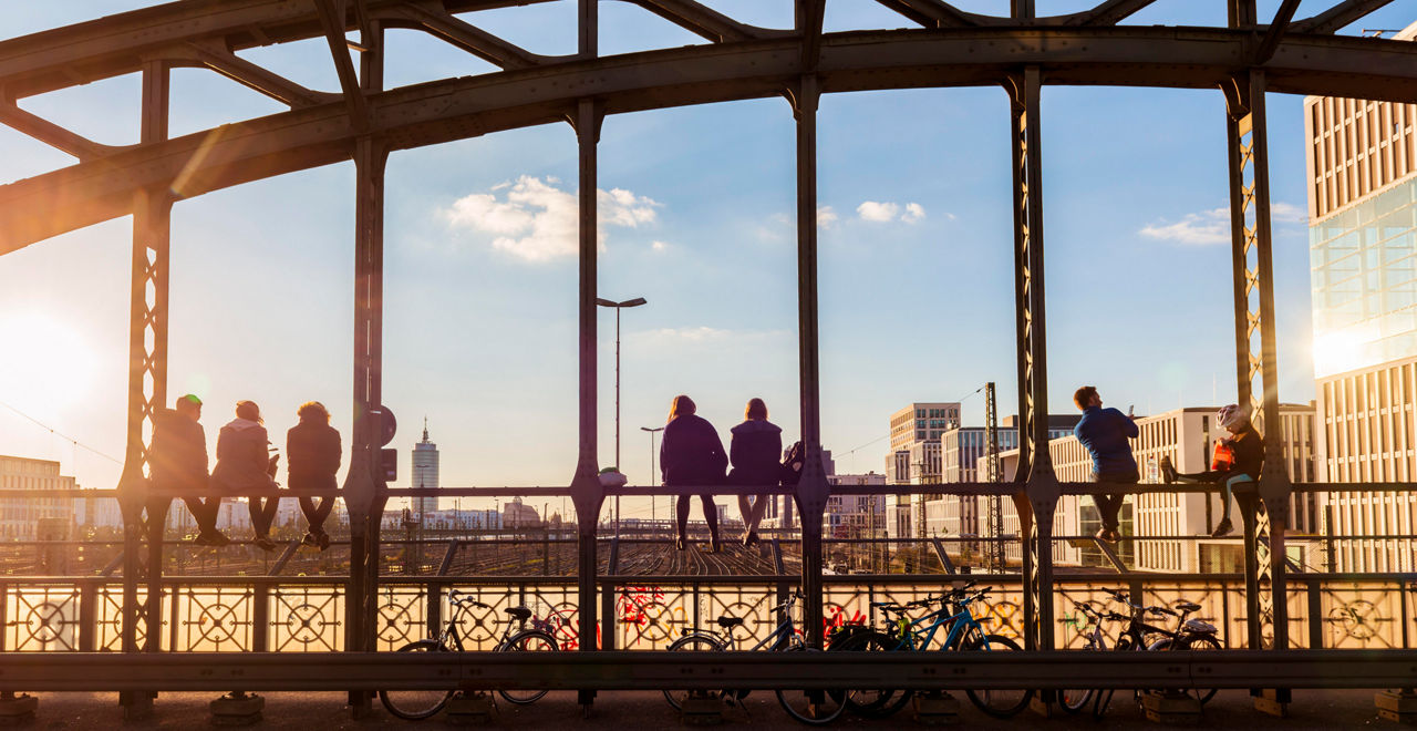 Menschen auf der Hackerbrücke in München schauen in die Ferne