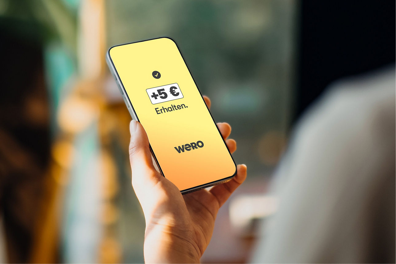 Ein Handy, auf dessen Display die Wero App zu sehen ist.