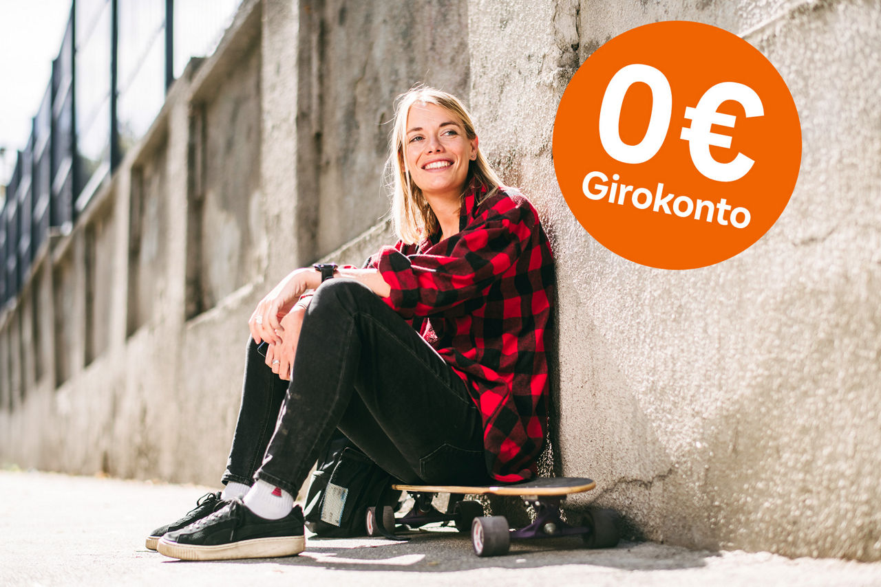 Kundin freut sich über ihr kostenloses Jugendkonto der Sparda-Bank