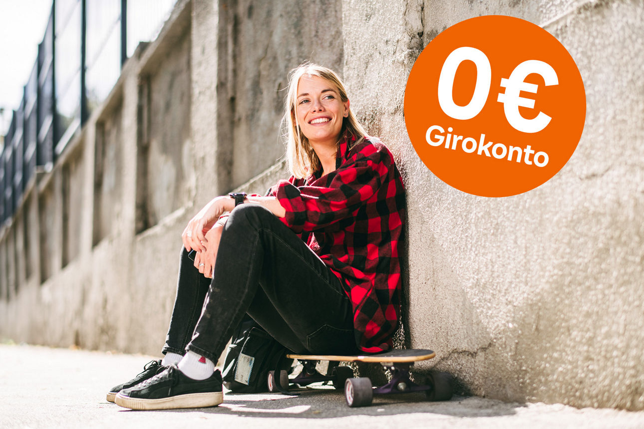 Volljährige Kundin freut sich über ihr kostenloses Jugendkonto der Sparda-Bank