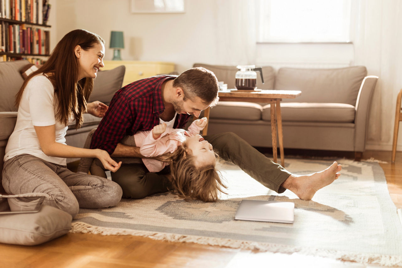 Familie spart gemeinsam mit dem Sparkonto