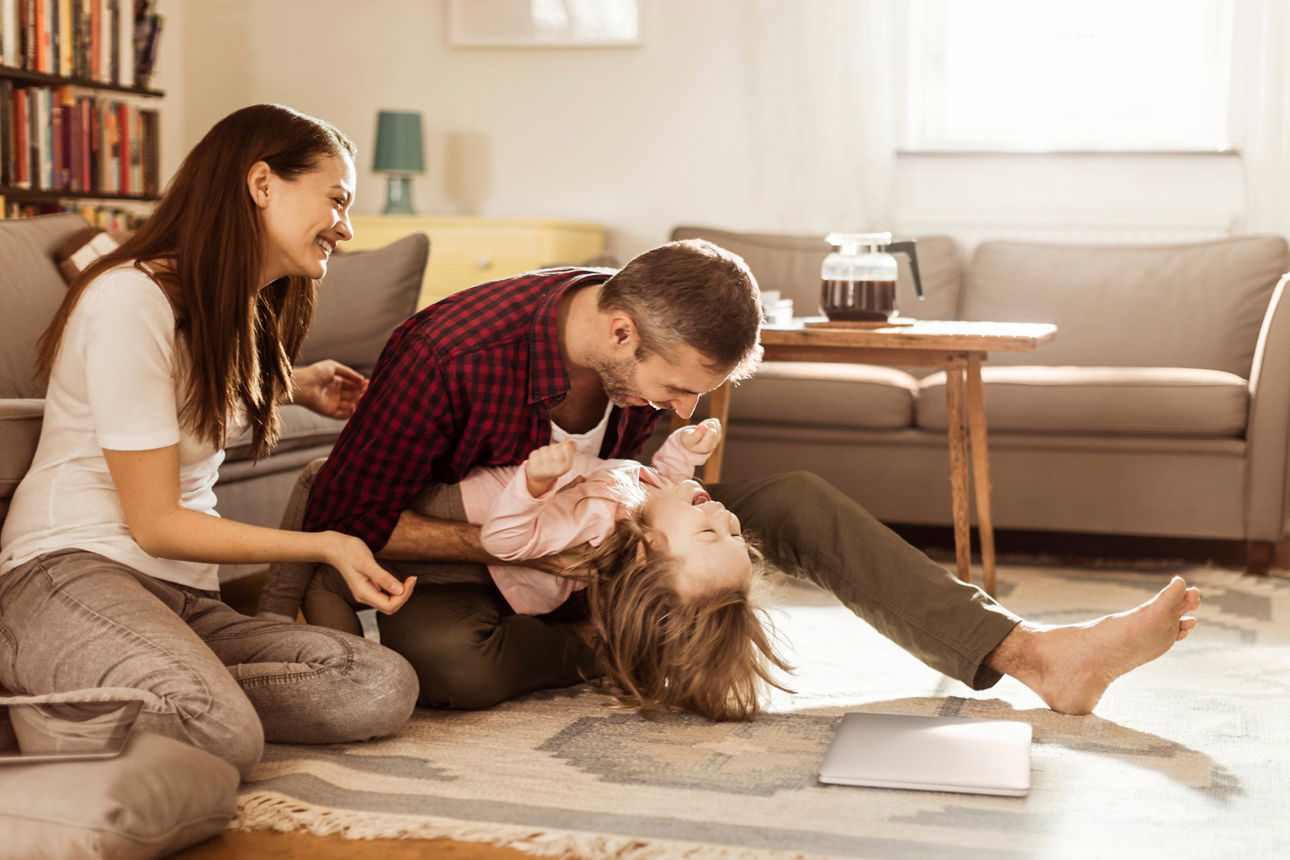 Familie spart gemeinsam mit dem Sparkonto