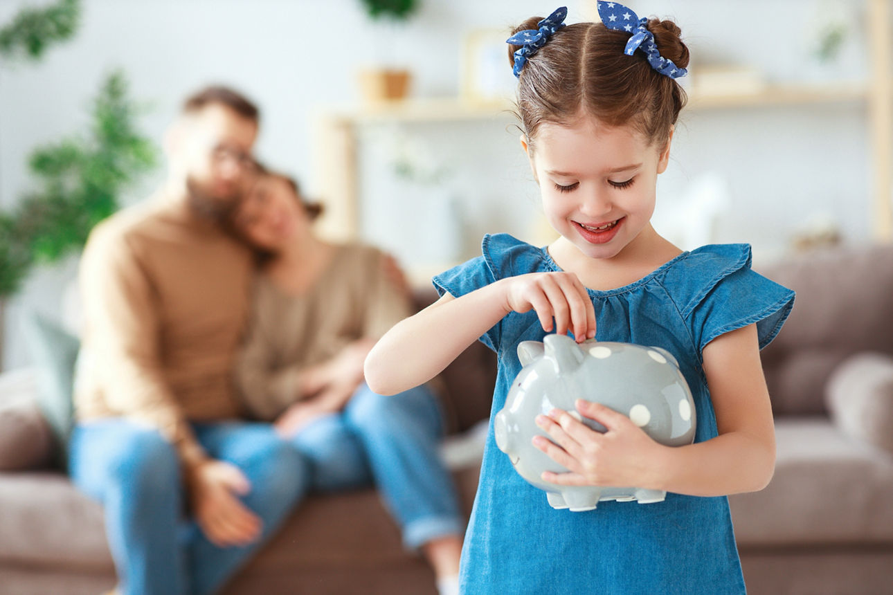 Sparen für Kinder Familie spart gemeinsam: Haushaltsplanung, Taschengeld für die Kinder und das Geld in der Spardose.