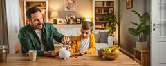 Vater mit Sohn und Sparschwein