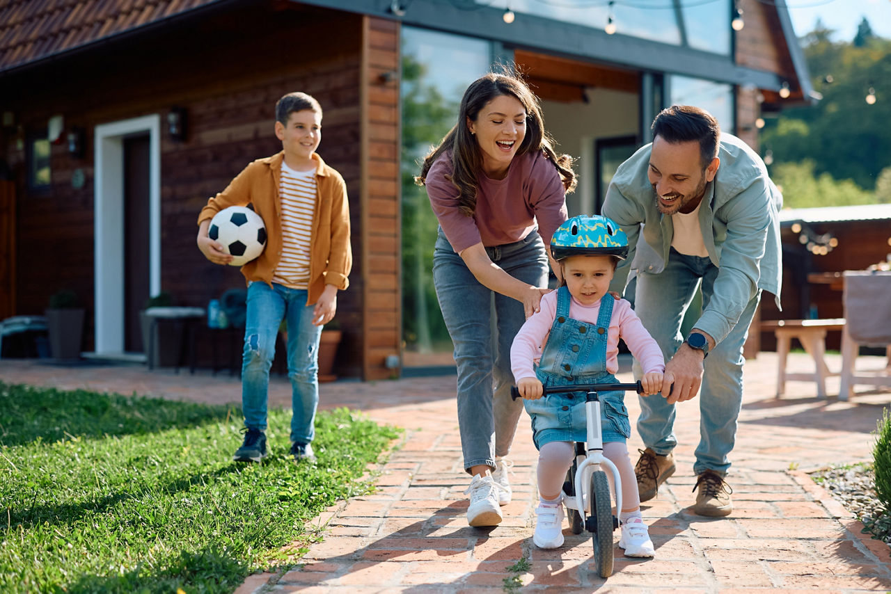 Eine vierköpfige Familie die monatlich Geld spart