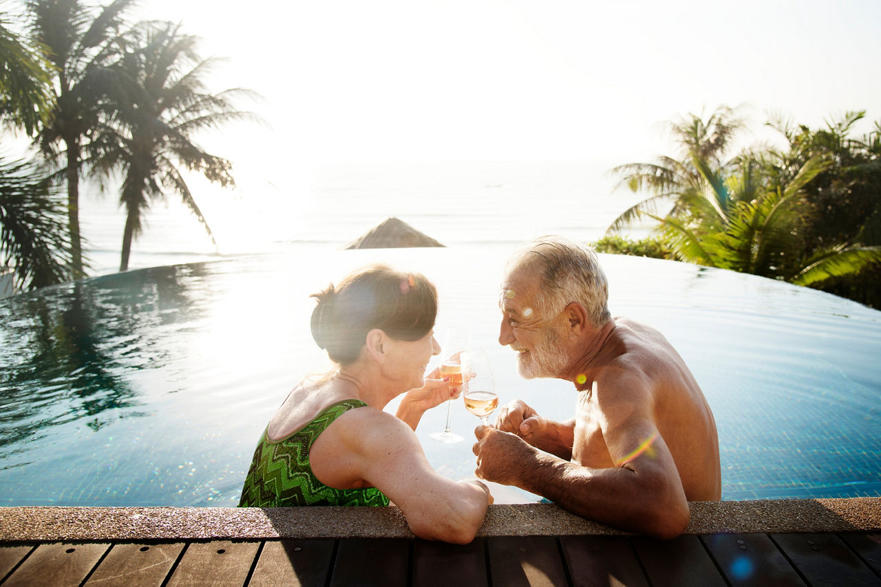 Ein Mann und eine Frau sitzen in einem Pool.