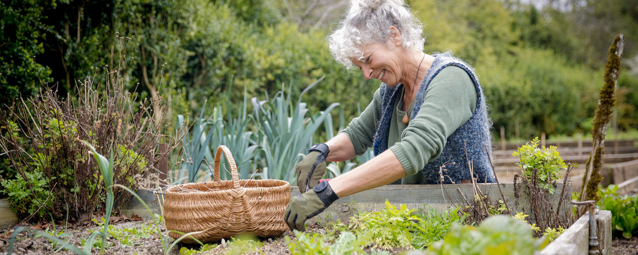 Eine Frau arbeitet im Garten
