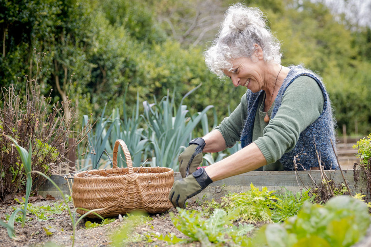 Eine Frau im Garten