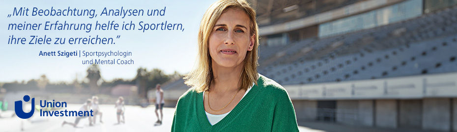 Anett Szigeti, Sportpsychologin und Mentaltrainerin, steht vor einem Stadion