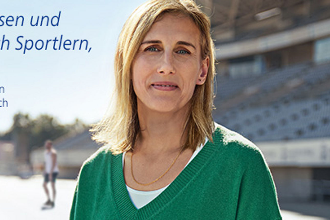 Anett Szigeti, Sportpsychologin und Mentaltrainerin, steht vor einem Stadion