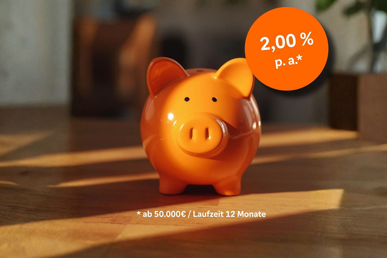 Ein orangefarbenes Sparschwein auf eine Tisch