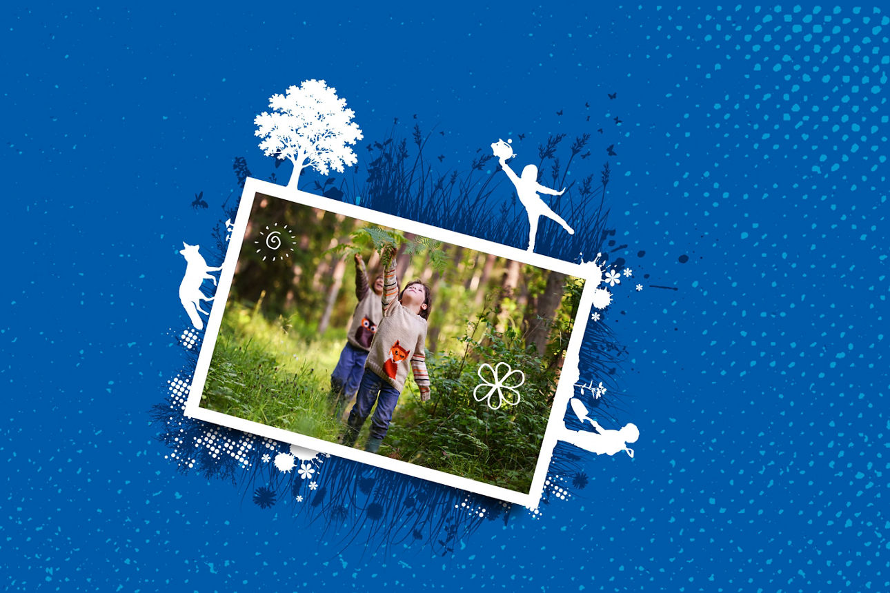 Zwei Jugendliche spielen im Wald