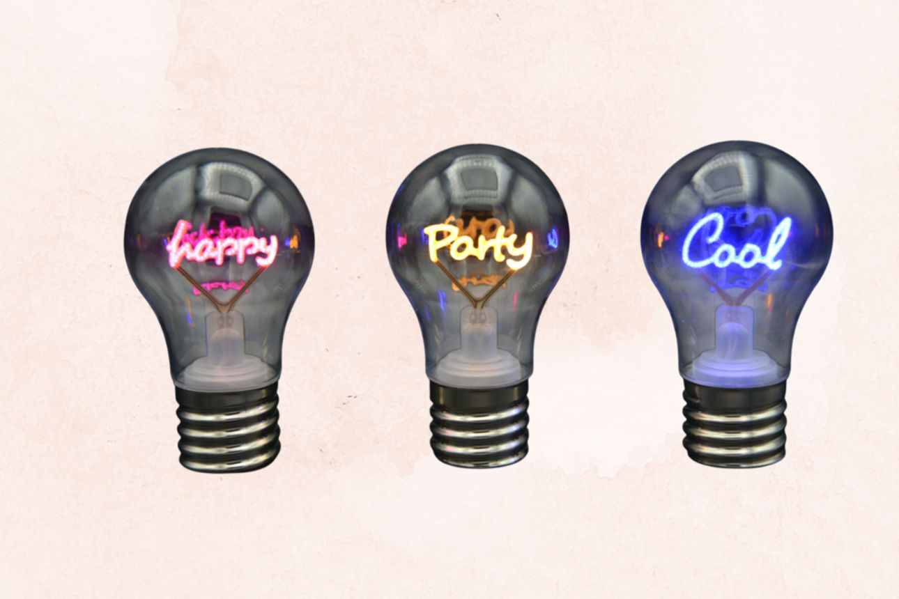 Drei dekorative Leuchten in Glühbirnenform mit den Schriftzügen „Happy“, „Party“ und „Cool“.