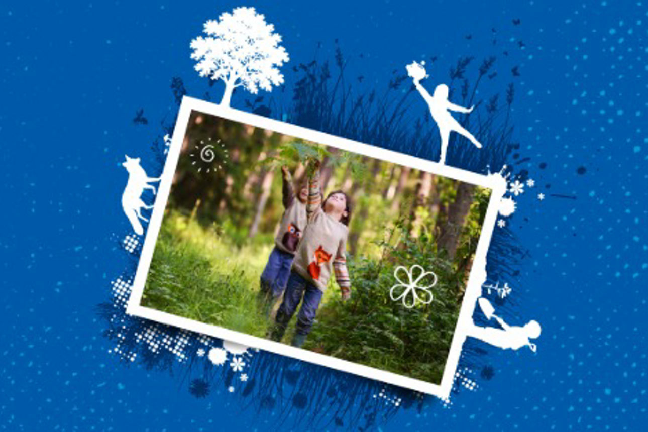 Zwei Kinder spielen im Wald