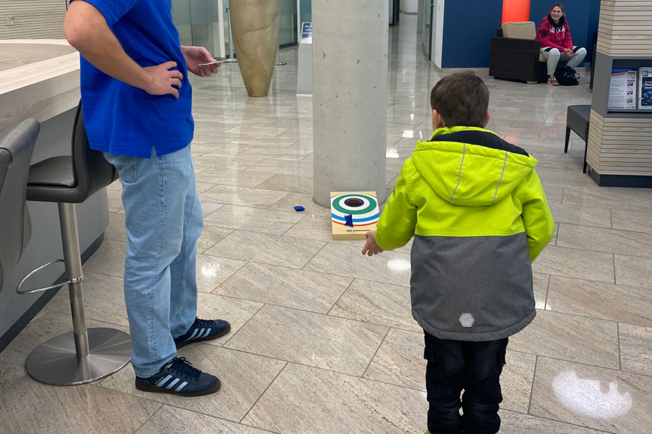 Kind spielt zusammen mit Mitarbeiter bei Kinderspartag