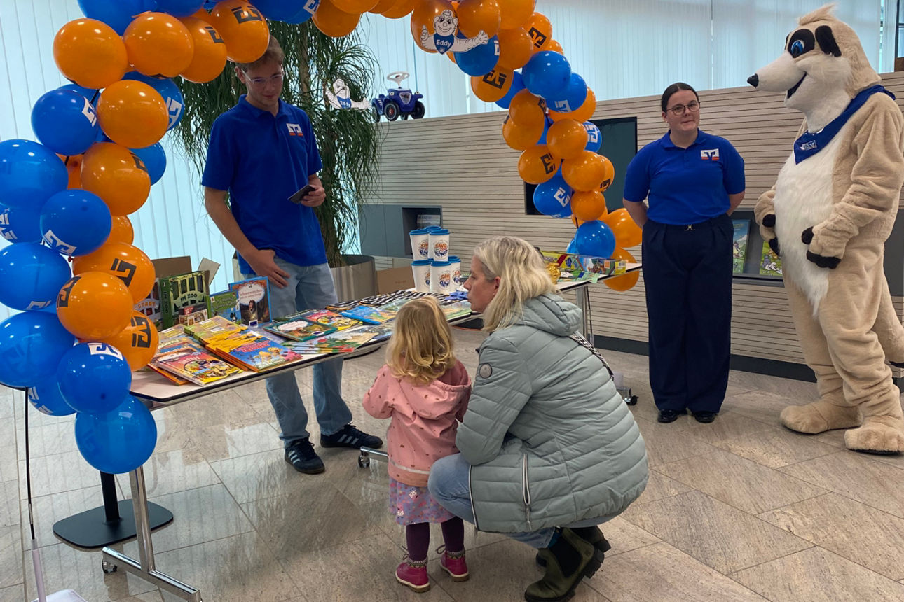 Mutter mit Kind am Kinderschalter zur Weltsparwoche