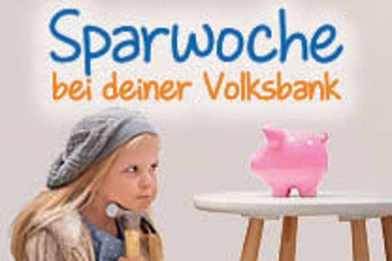 Mädchen mit Hammer schaut Sparschwein an