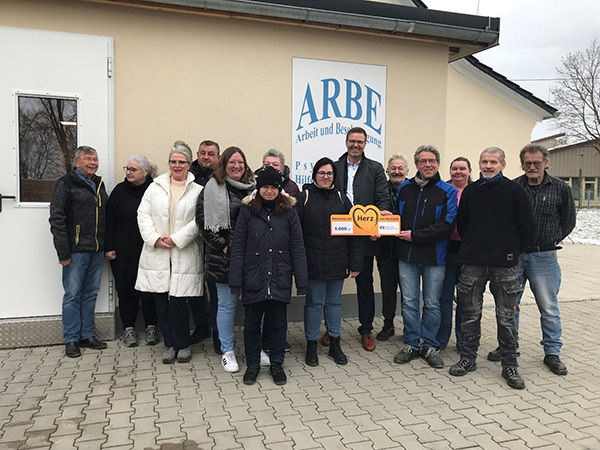 Menschen vor Haus