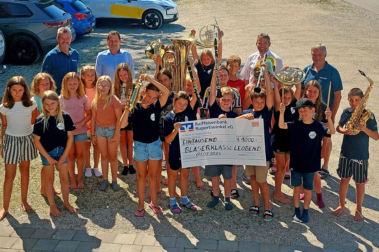 Mit Freude nahmen die Kinder der neunten Bläserklasse die Spende entgegen.