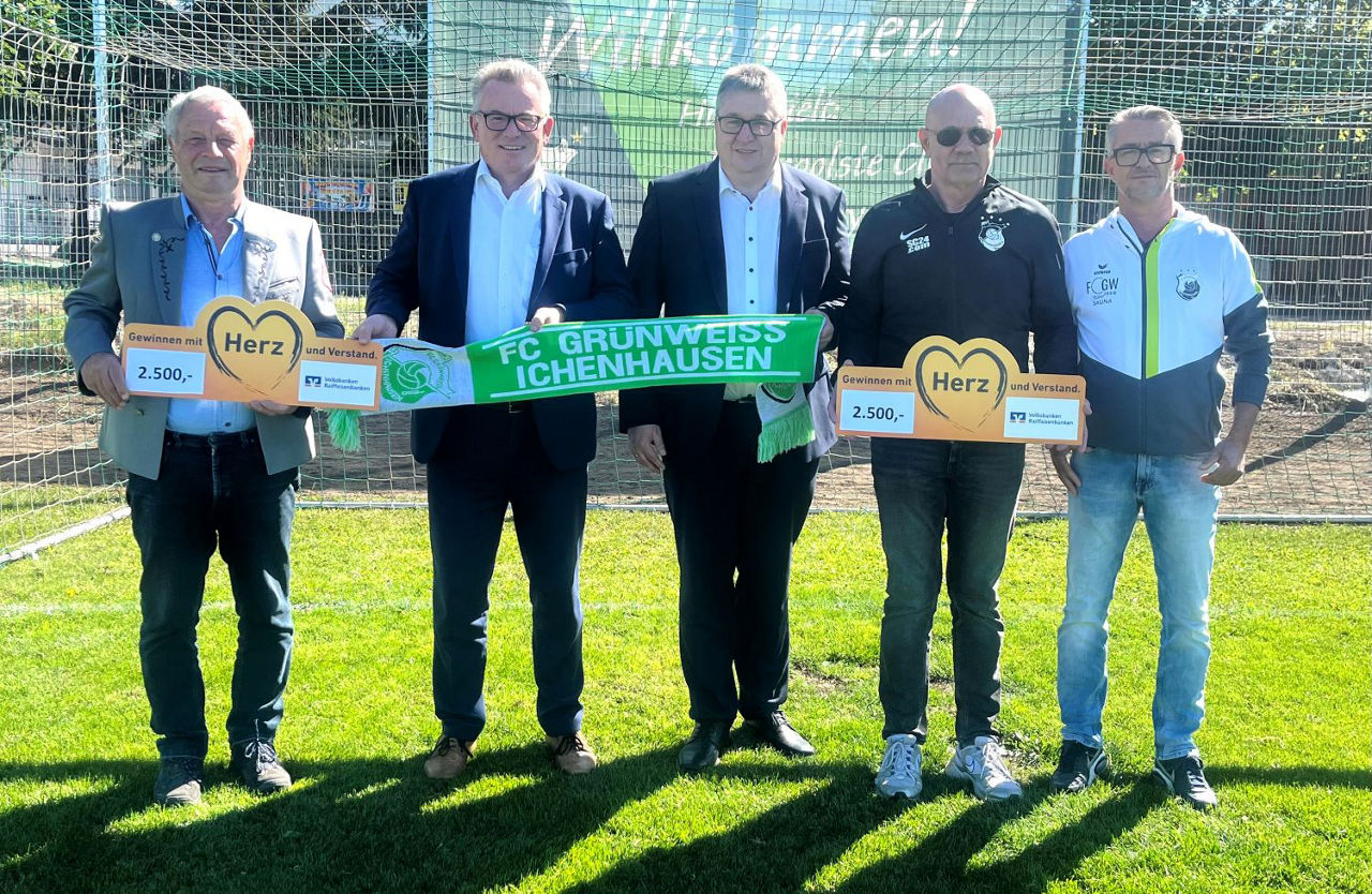 5 Personen bei Spendencheckübergabe