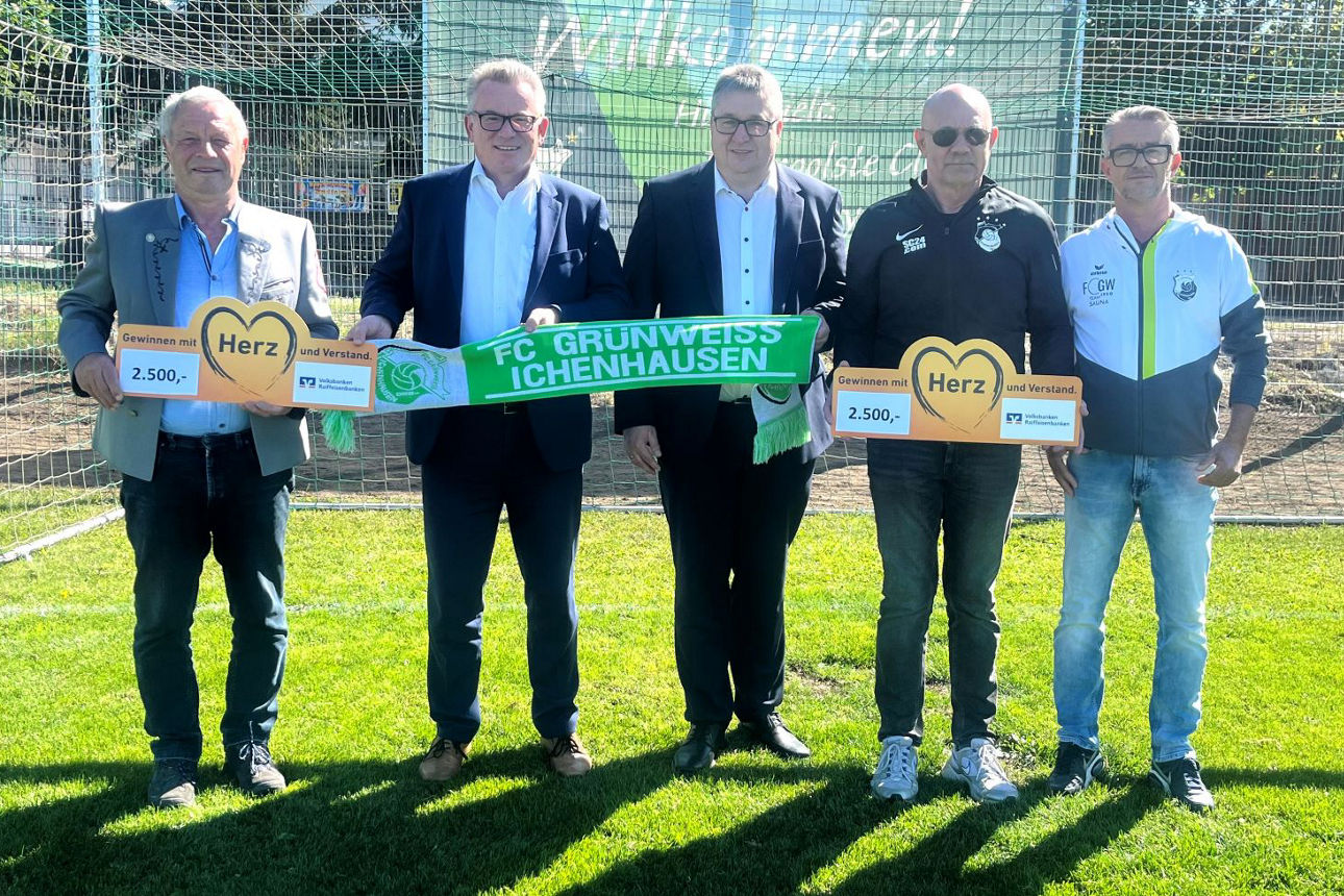 5 Personen bei Spendencheckübergabe