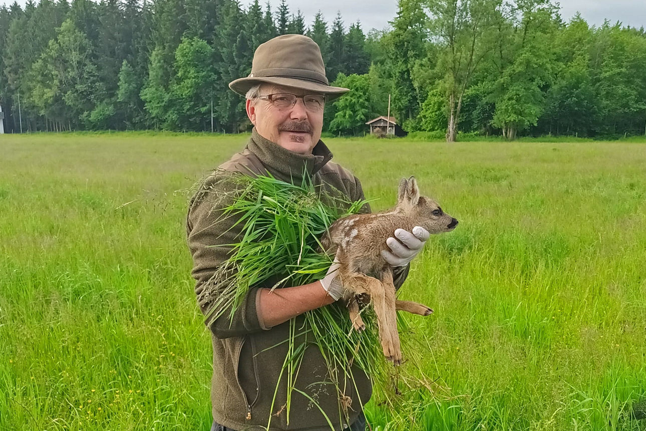 Erfolg bei der Suche mit der Drohne – Vorstand Richard Heinz mit einem geretteten Rehkitz.