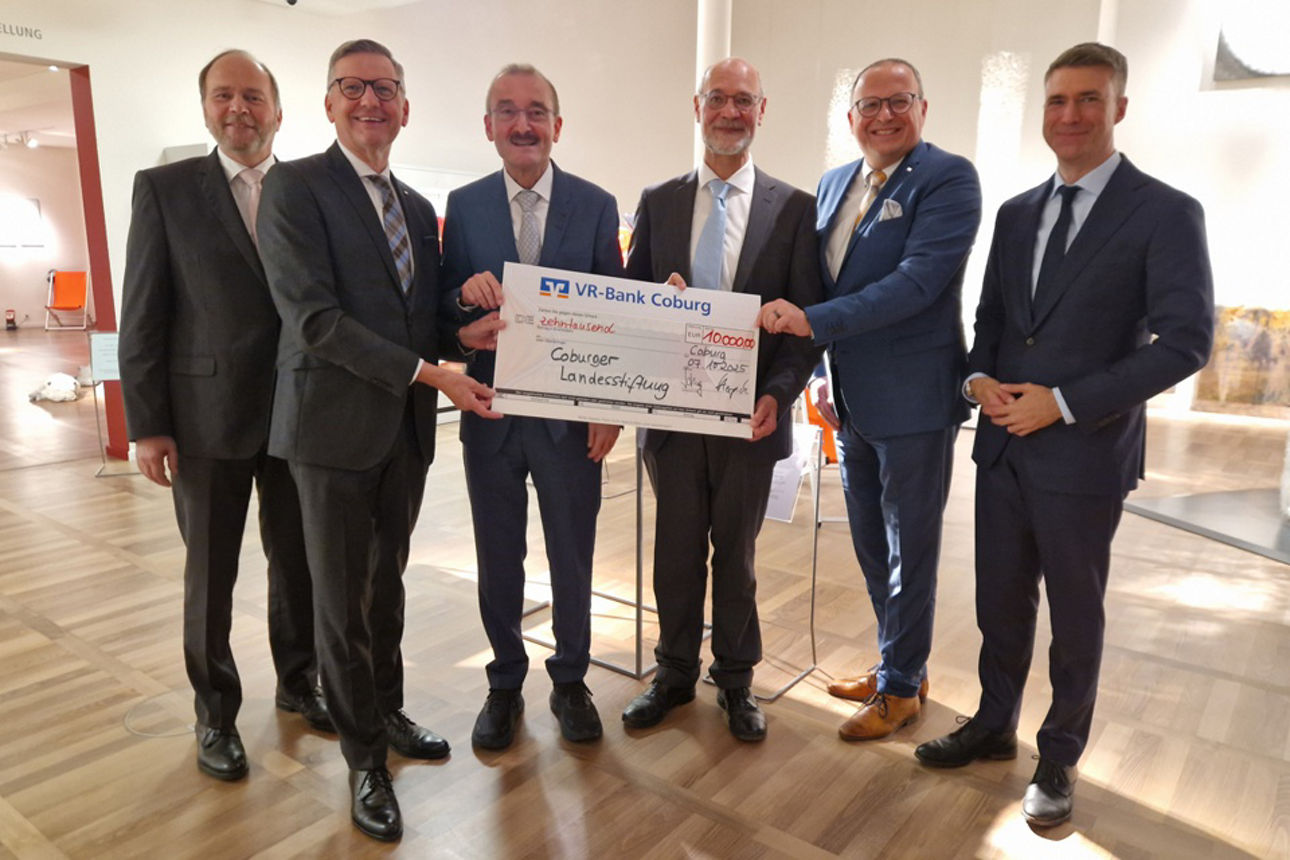 Symbolische Scheckübergabe im Europäischen Museum für modernes Glas