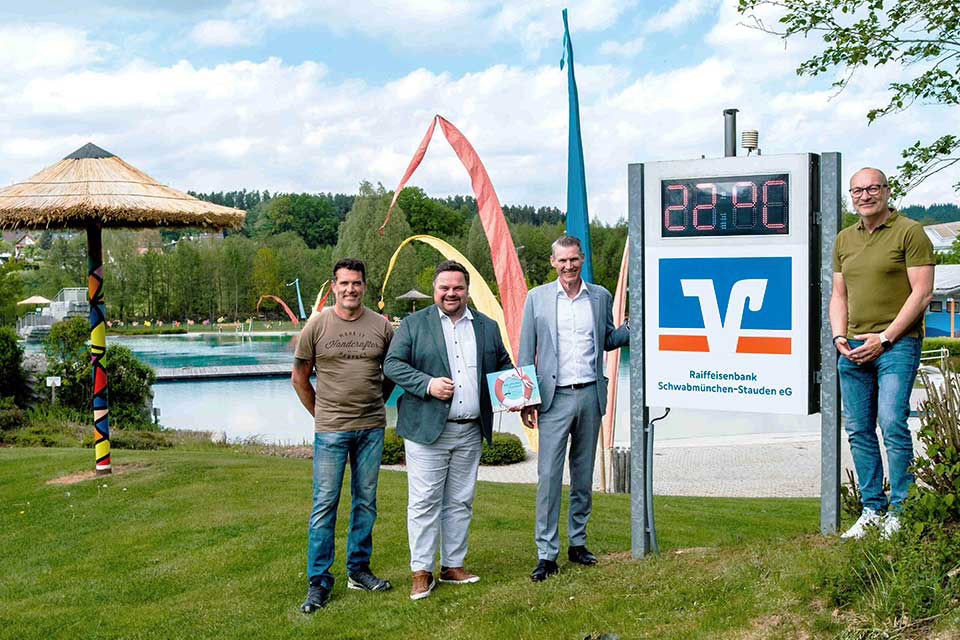 Vier Personen posieren vor Badesee Fischach