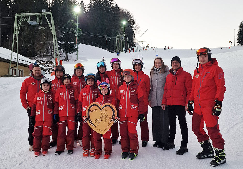 Rennteam des Ski-Clubs Schöllnach mit Spendenscheck