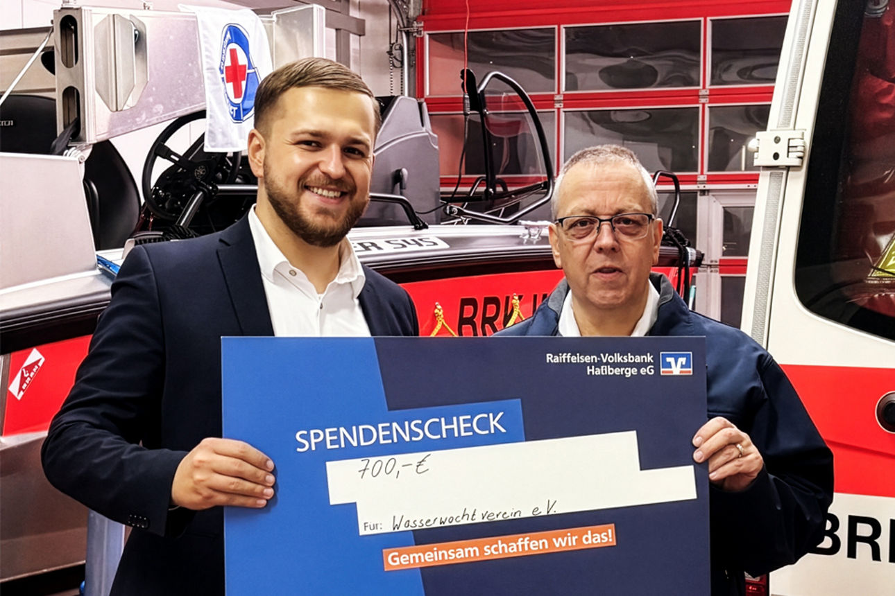 Niko Bergmann (RVB Haßberge) übergibt Spendenscheck an Alwin Uzelino (Wasserwacht)