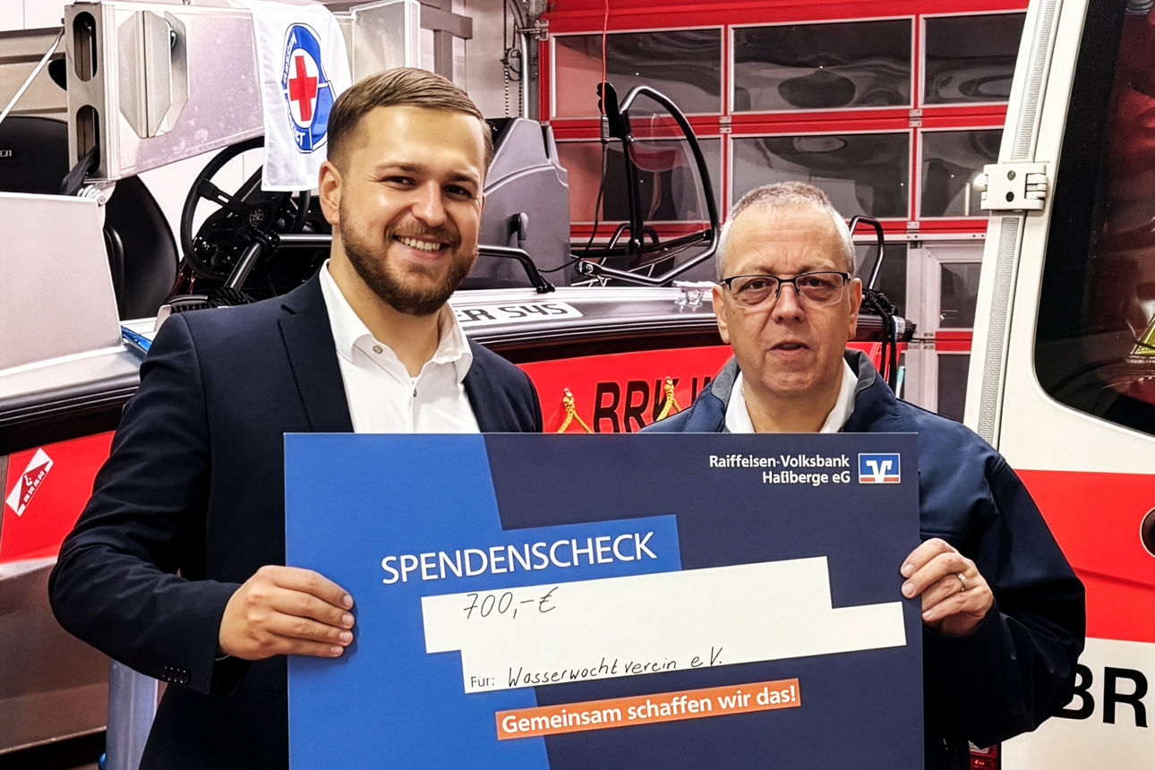 Niko Bergmann (RVB Haßberge) übergibt Spendenscheck an Alwin Uzelino (Wasserwacht)