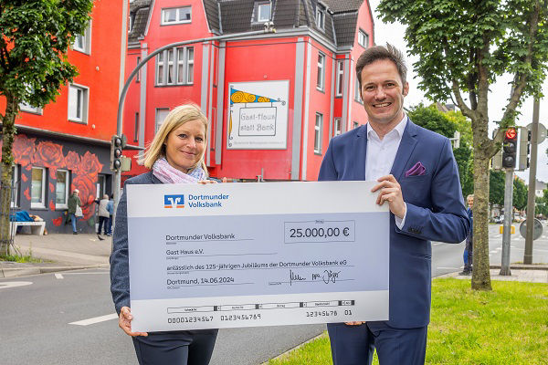 Michael Martens überreicht Scheck an Katrin Lauterborn