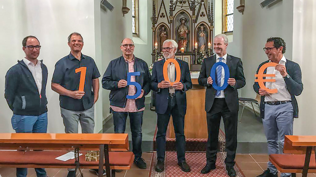 Stefan Plag und Konrad Breul stehen mit Mitgliedern des Kapellenerhaltungsvereins in der Herz-Jesu-Kapelle vor dem Altar