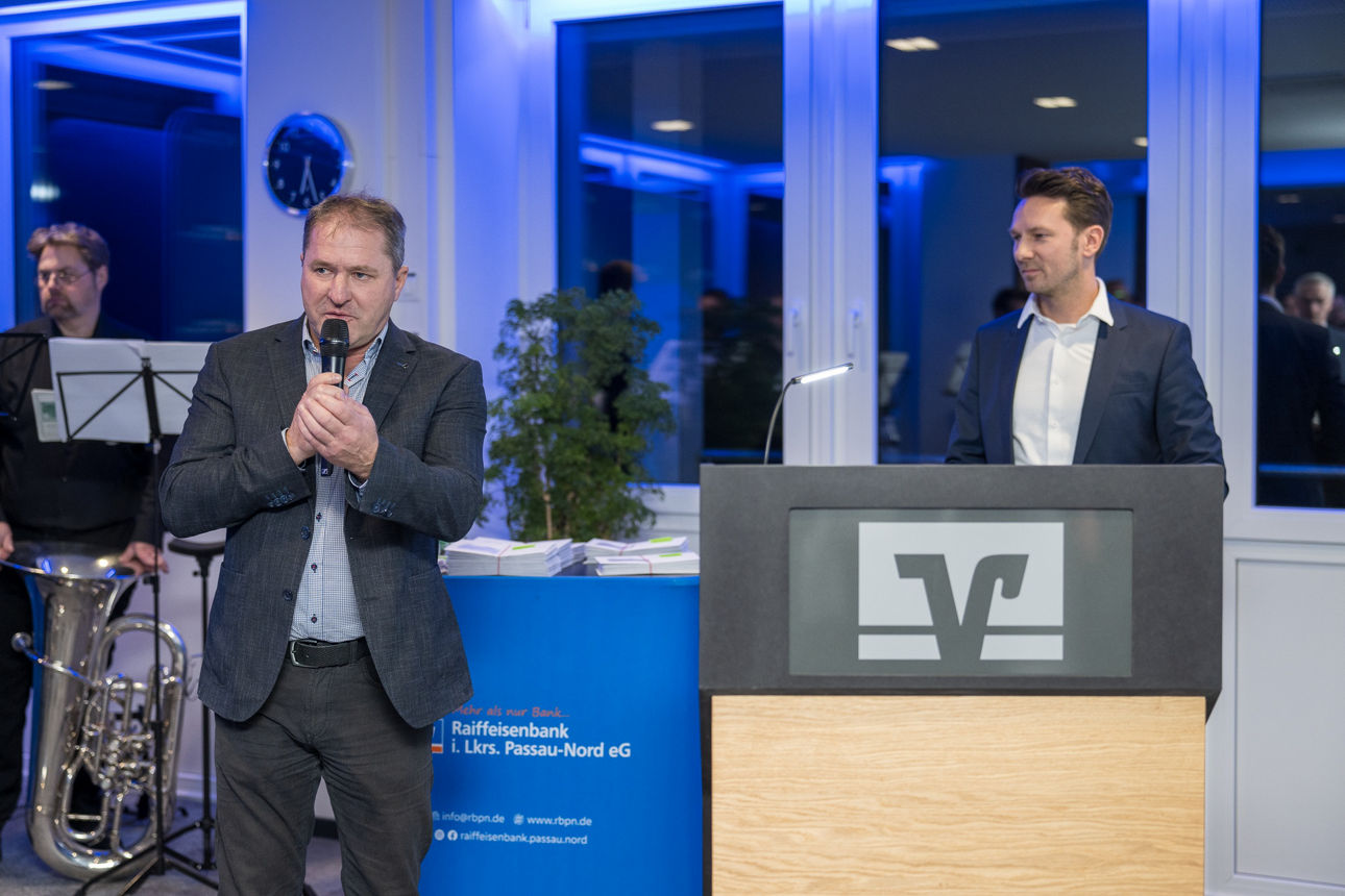 Zwei Herren wärend sie eine Rede halten.