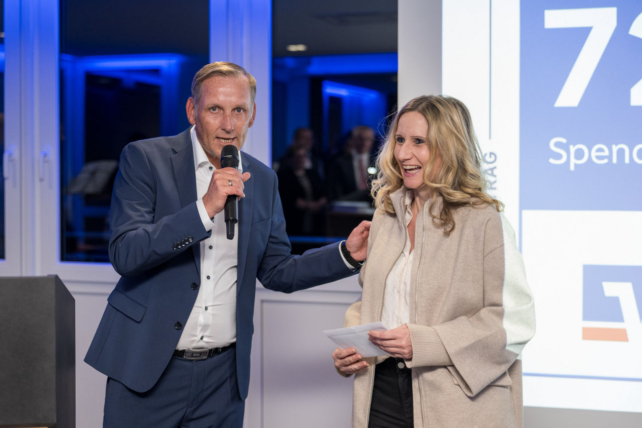 Ein Mann mit einer blonden Dame auf der Bühne. 