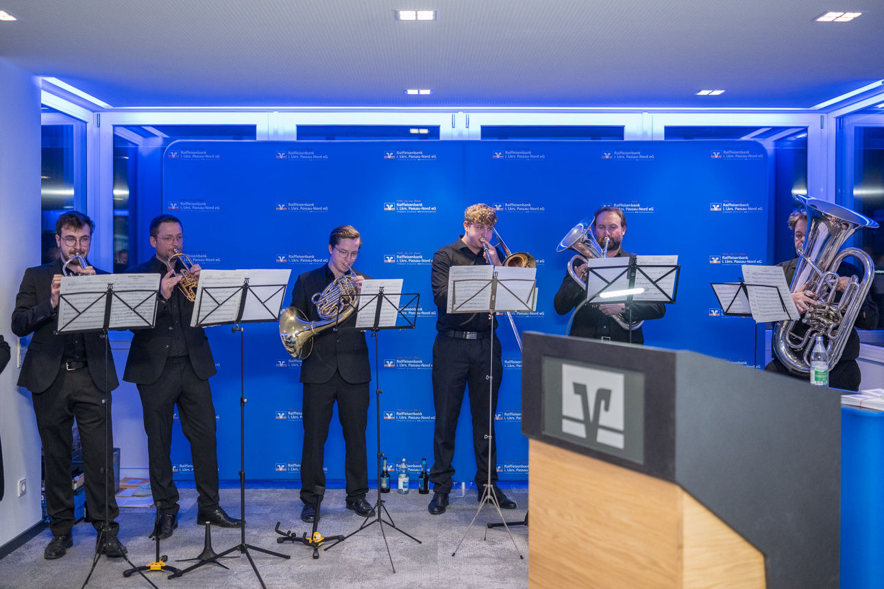 Eine Band auf der Bühne wärend sie die Menschen unterhalten. 