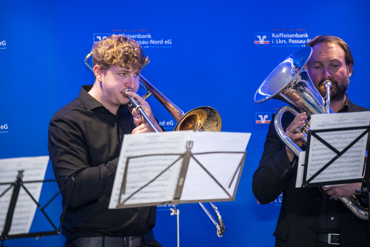 Zwei Bandmitglieder auf der Bühne.