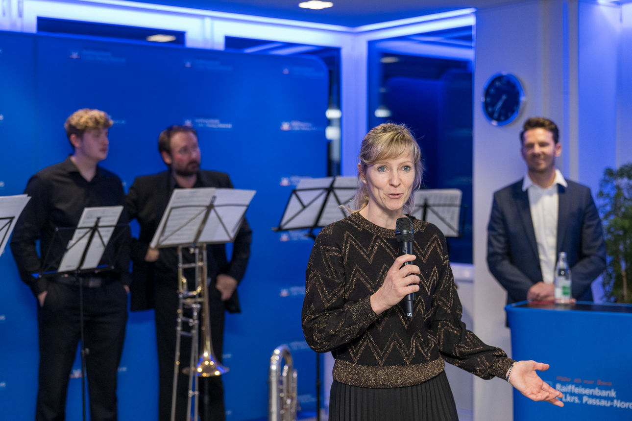 Die Sängerin und die band auf der Bühne. 