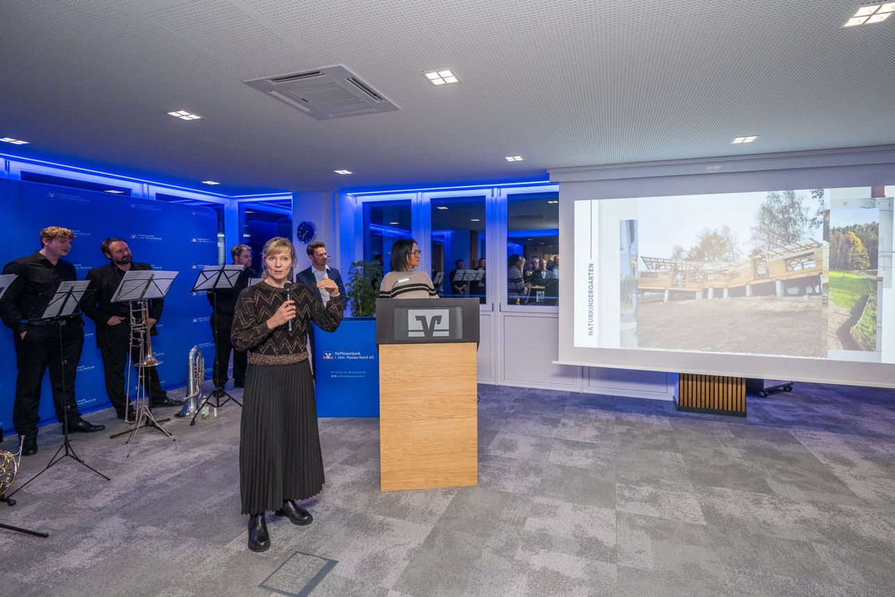 Die Sängerin und die band auf der Bühne. 