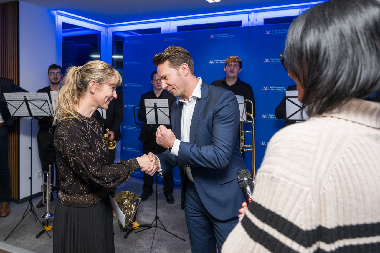 Die Sängerin und die band auf der Bühne wärend ein Herr sich bedankt.