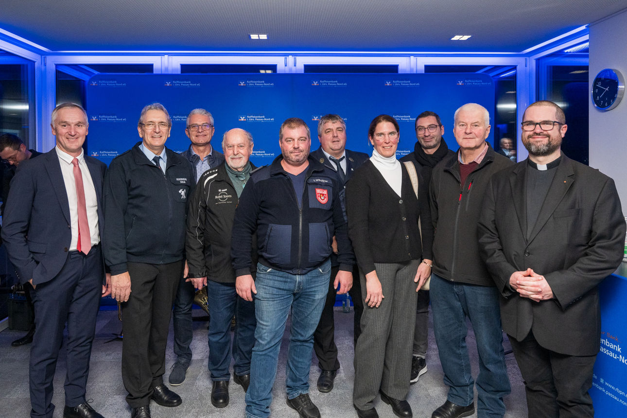 Ein Gruppenfoto von zehn Männern. 