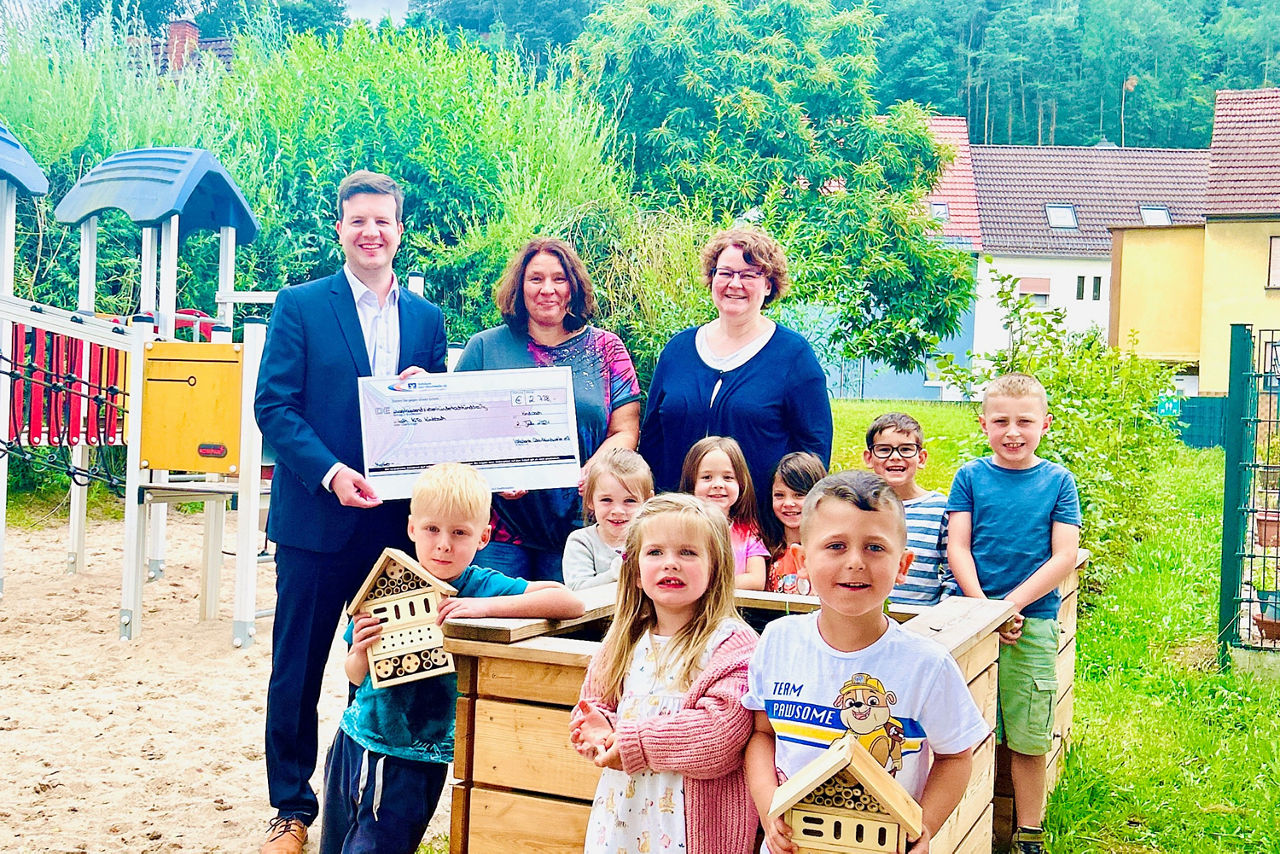 Spendenübergabe für einen neuen Spielplatz.  Ein herzlicher Moment der Unterstützung für die Kinder.