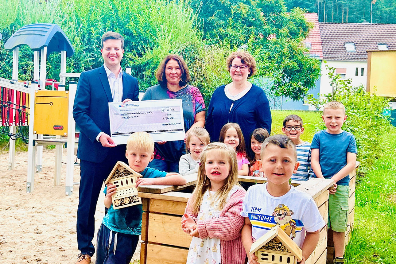 Spendenübergabe für einen neuen Spielplatz.  Ein herzlicher Moment der Unterstützung für die Kinder.