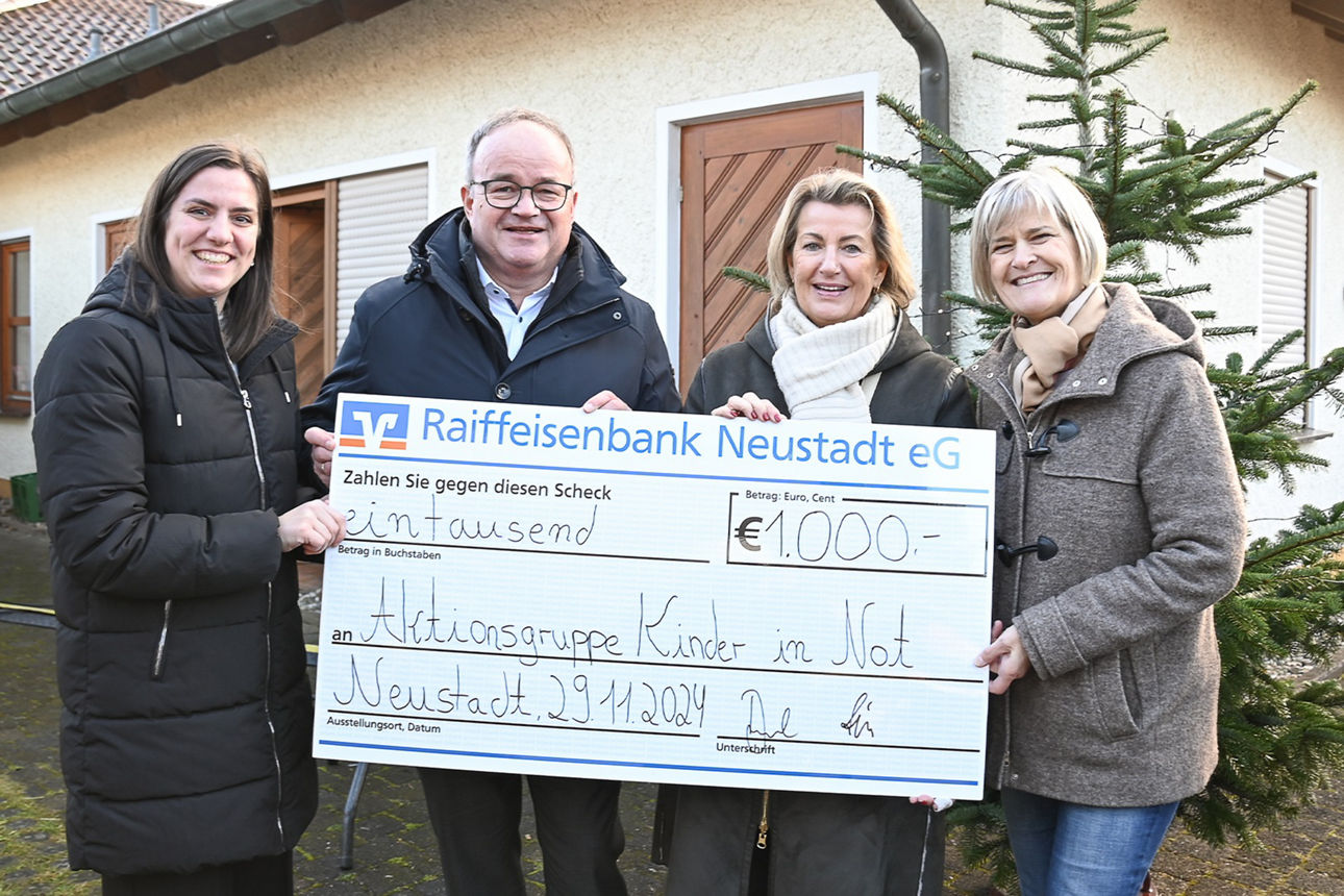 Martin Leis und Sina Feldheiser übergeben den Werbe-Spendenscheck  in Höhe von 1.000 € an die Aktionsgruppe Kinder in Not