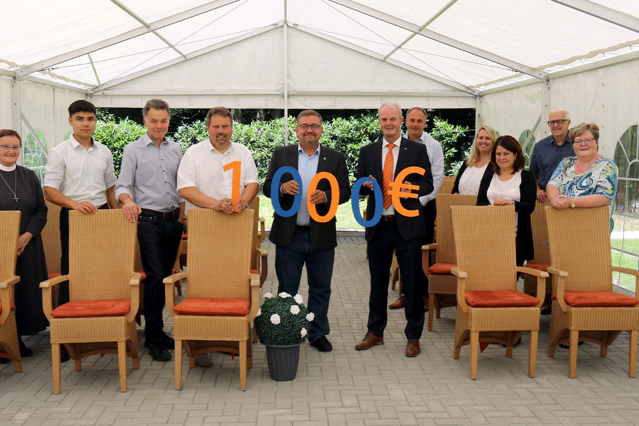 Mitarbeitende der Raiffeisenbank und Verantwortliche des Klosters Ehrenstein stehen neben den neuen Rattanstühlen 